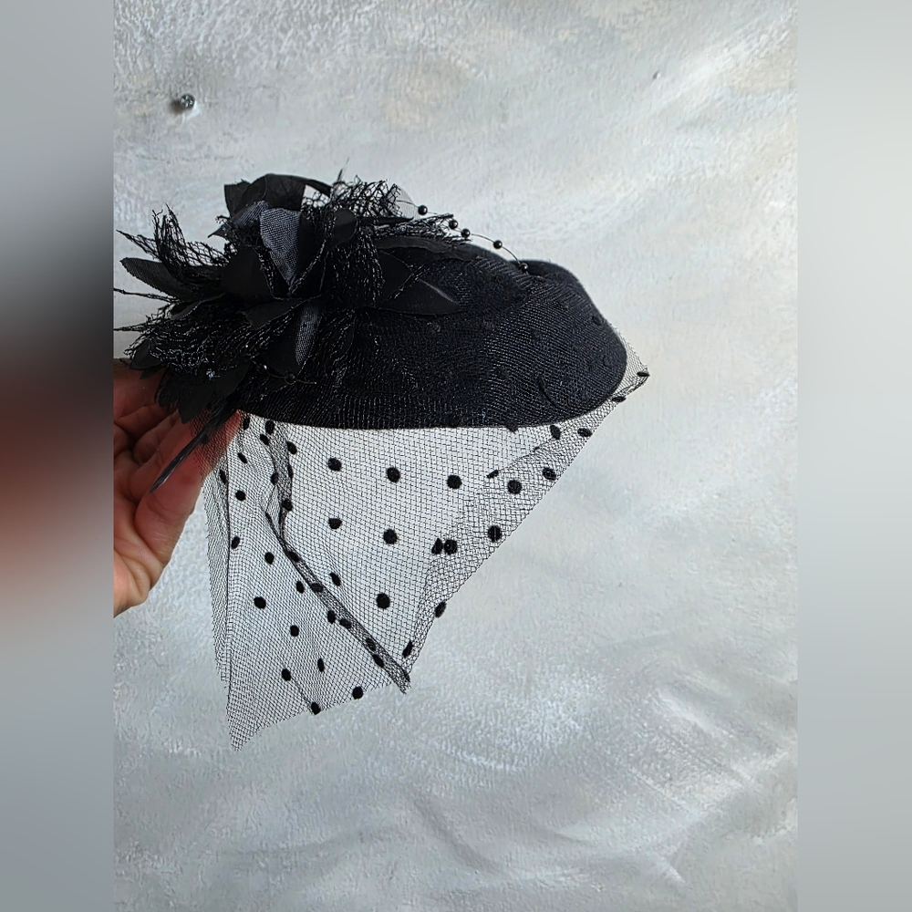 Black Feather Floral Mini Top Hat  Polka dot tulle veil Fascinator Tea Cocktail - Picture 7 of 8